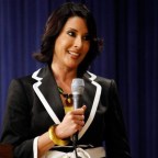 Edna Schmidt, Demanda A Telemundo.