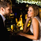 Señales que los hombres interpretan de tu lenguaje corporal